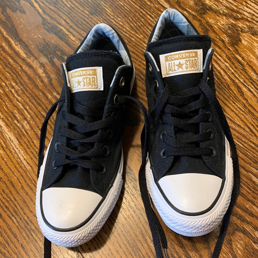 Women’s converse size 8 only worn one time perfect condition